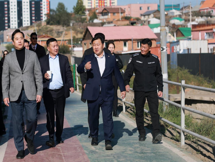 НИТХ-ын төлөөлөгчид "Мөнгөн гүүр"-ийн туслах дээр ажиллаж, иргэдийн санал хүсэлтийг сонсов