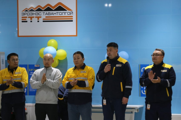 Уурхайчдын усан бассейн нээлтээ хийлээ