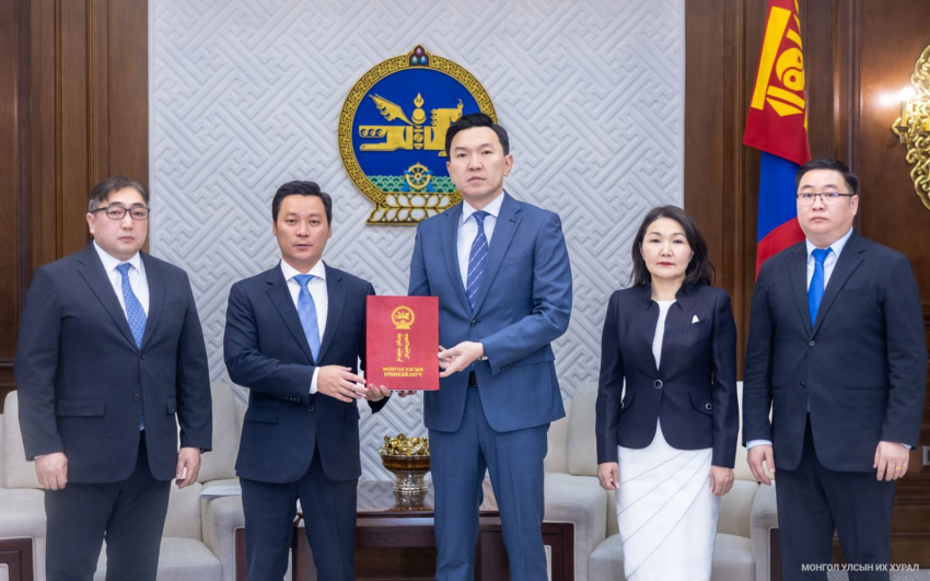 УИХ-ын дарга Н.Учралд УИХ-ын гишүүнээс эгүүлэн татах хуулийн төслийг өргөн барилаа